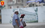 Hà Nội: Nhiều khách nước ngoài vẫn thờ ơ với khẩu trang nơi công cộng